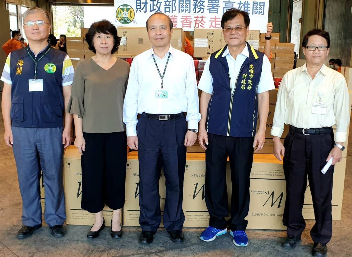 ▲財政部關務署高雄關查獲貨櫃走私市值2500萬元的未稅香菸。(圖／記者黃守作攝，2020.02.26) 