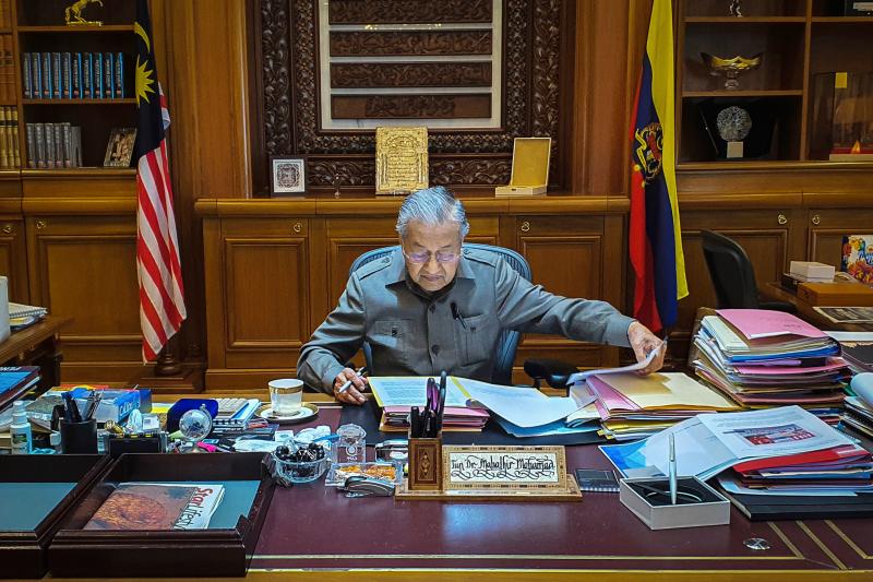▲馬來西亞高齡98歲的前首相馬哈地(Mahathir Mohamad)的發言人今天(13日)表示，馬哈地因為未公開的感染再次住院接受治療。（圖／美聯社／達志影像）