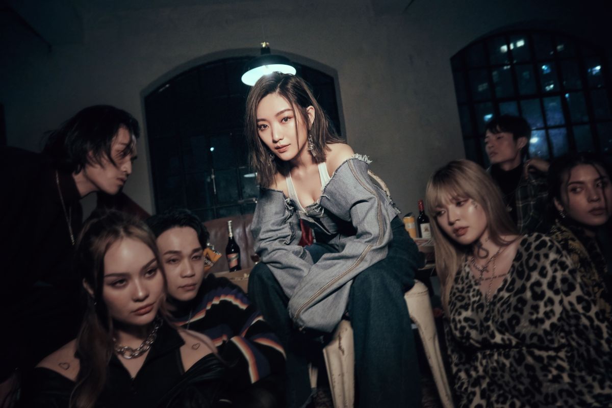 ▲閻奕格拍攝MV時，遭高爾宣重提糗事。（圖／華研國際提供）