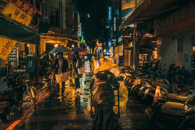 外國人眼中的台灣｜跟著波蘭攝影師鏡頭 漫步夜晚臺北城
