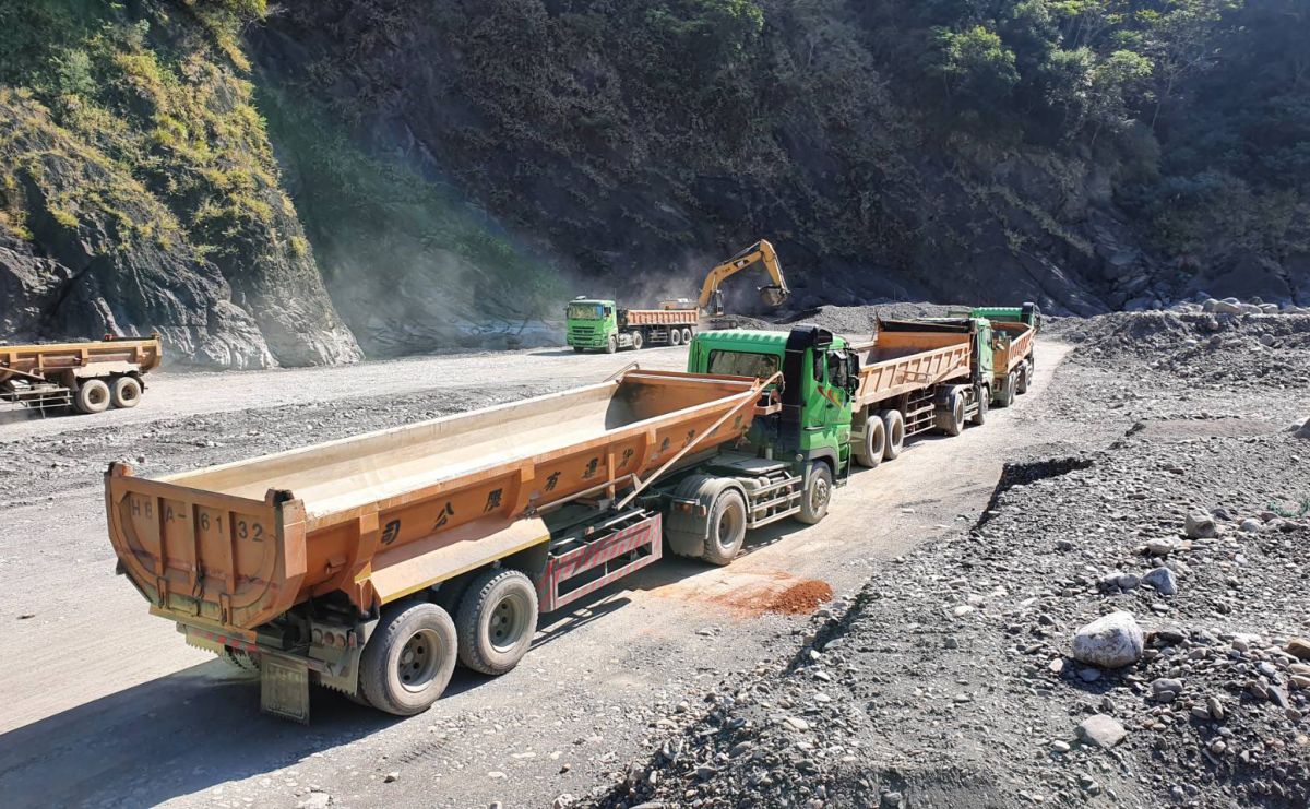 ▲枯水期是石門水庫清淤好時機，但地方對於砂石車頻繁進出造成的安全疑慮，也成為民眾討論的焦點。（圖／北水局提供）