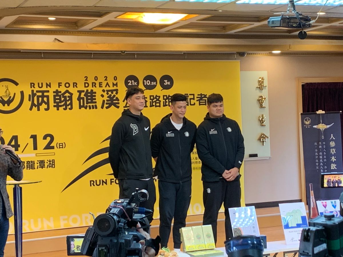 炳翰礁溪公益路跑，夢想家球星田壘、陳孝榮、王柏智到場站台。（圖／吳政紘攝）