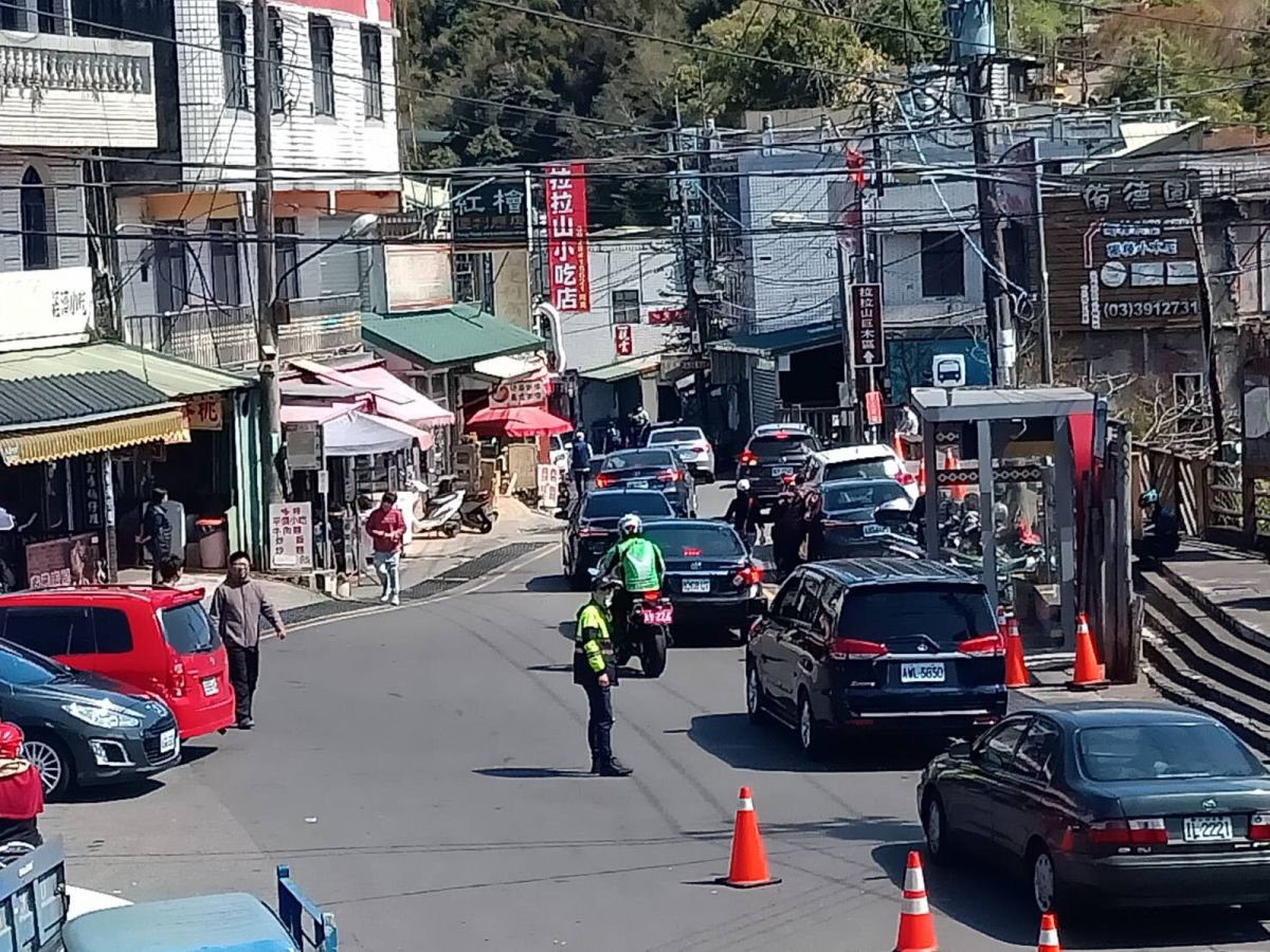 ▲大溪以及復興區是熱門觀光景點，每逢連續假期總是吸引大量遊客前往，往往造成車潮讓想上山的民眾動彈不得。（圖／大溪分局提供）