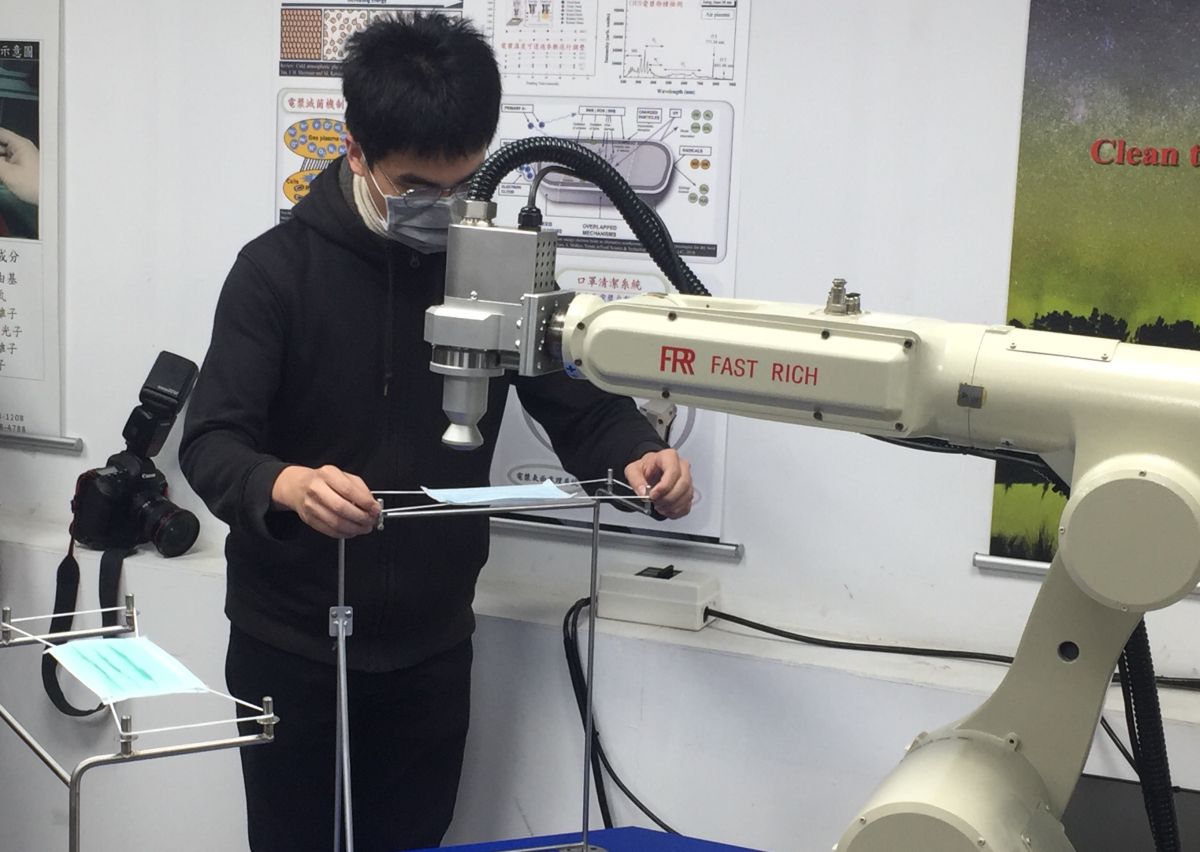 ▲台灣科技大學今（27）日公布利用大氣電漿技術，搭配機械手臂的自動化設備， 打造大氣電漿拋棄式口罩清潔機台。(圖／記者黃仁杰攝,2020.2.27)