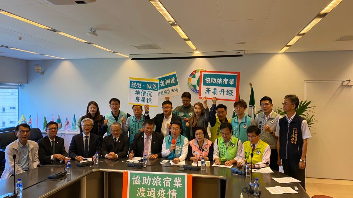▲武漢肺炎疫情衝擊旅宿業，台中市議會民進黨團議員與台中市旅館業者召開記者會，提出諸多訴求 (圖／柳榮俊攝2020.2.27)