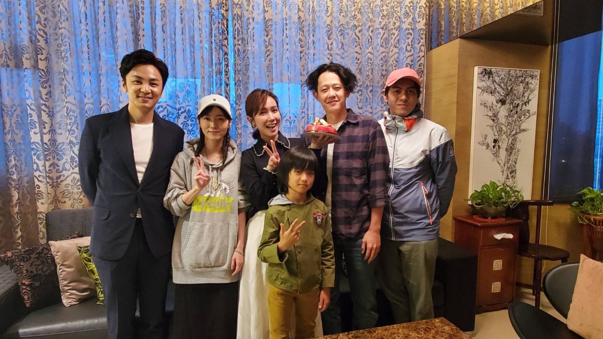 ▲ 小薰（中）與《76号恐怖書店》張書偉、饒星星等演員與導演莊絢維（右二）一同慶生。（圖 / 七十六号原子提供）