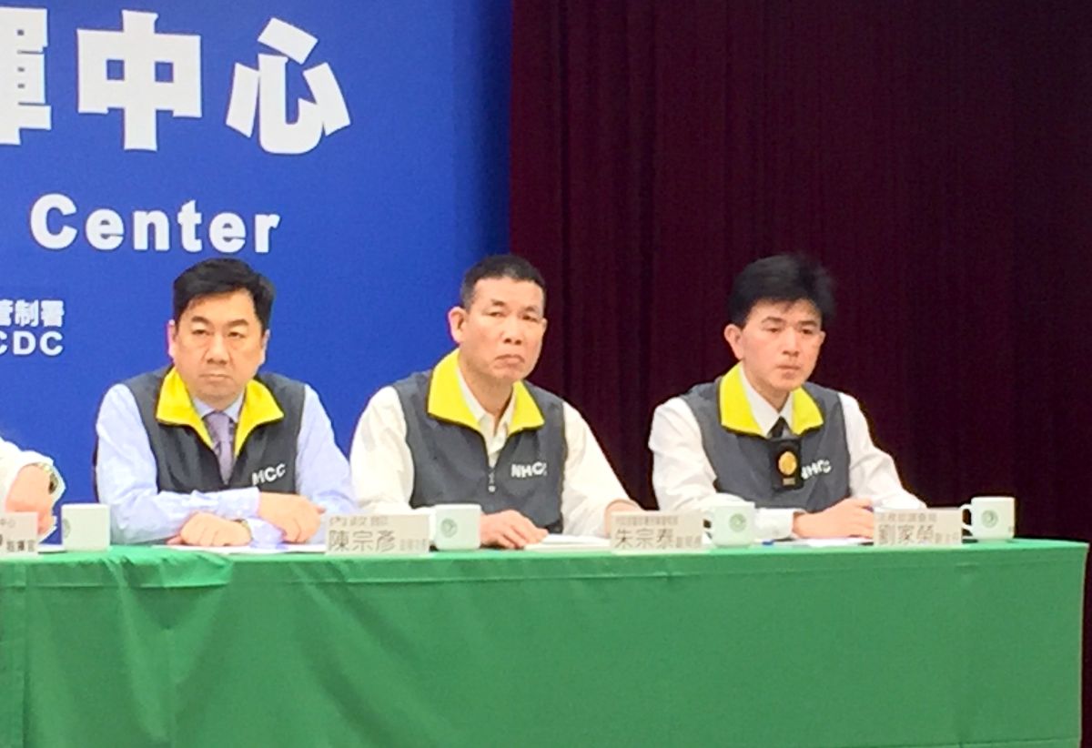 ▲刑事警察局副局長朱宗泰（中）表示，目前為止已移送77件武漢肺炎相關假消息的狀況，包含衛生紙缺貨、署百人因肺炎死亡等等。（圖／記者黃仁杰攝,2020.02.27）