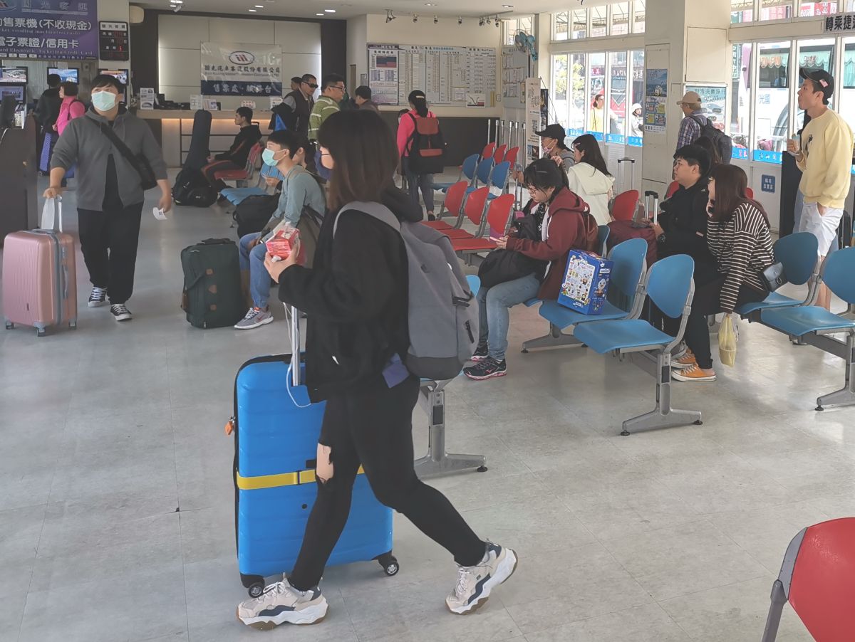 ▲高雄市區監理所籲請民眾於228連假，可多利用國道客運，以減少私人運具之使用，一路安全平安行。(圖／記者黃守作攝，2020.02.27) 