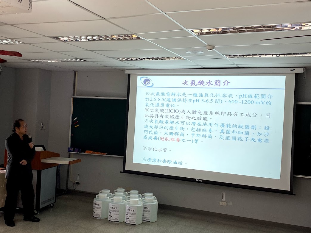 ▲宜大生物技術與動物科學系副教授黃士哲介紹「次氯酸水」特性。（圖／記者李清貴攝,2020.02.27)