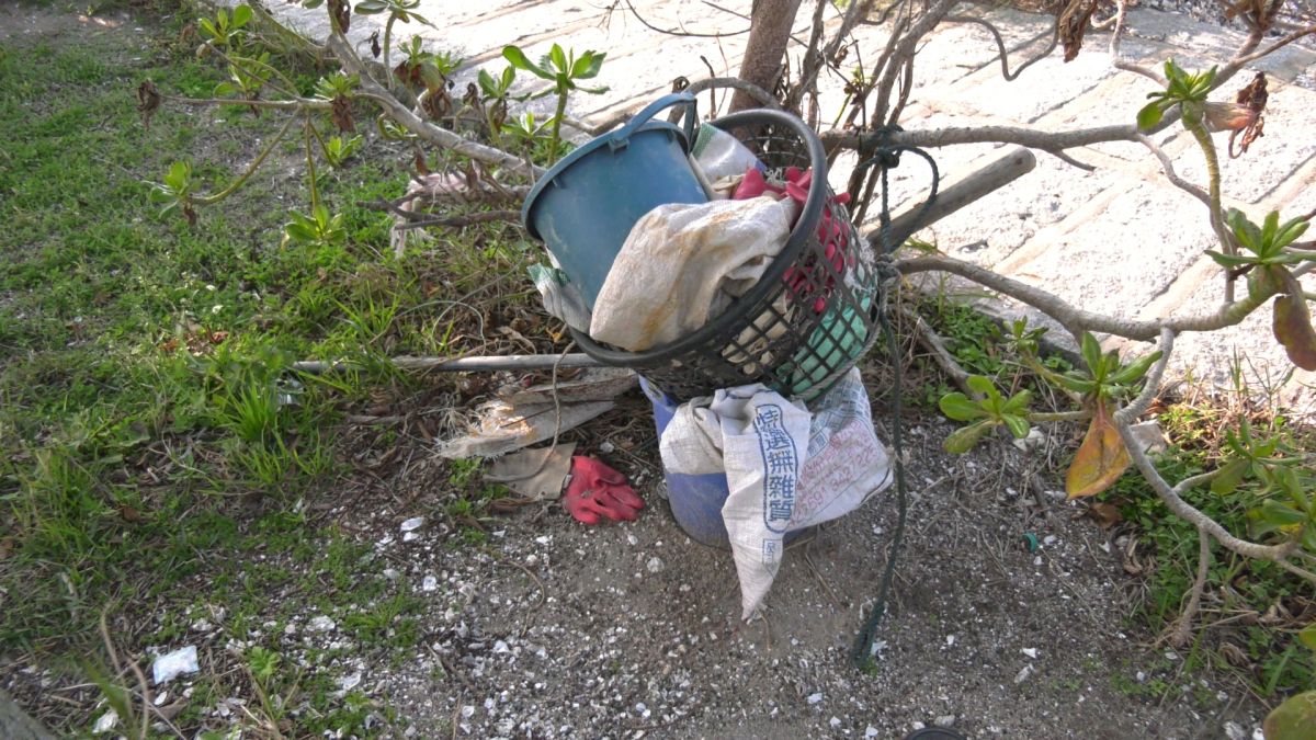 ▲警方在金城海濱公園發現疑似婦人的採蚵工具。（圖／蔡若喬攝, 2020.02.27）