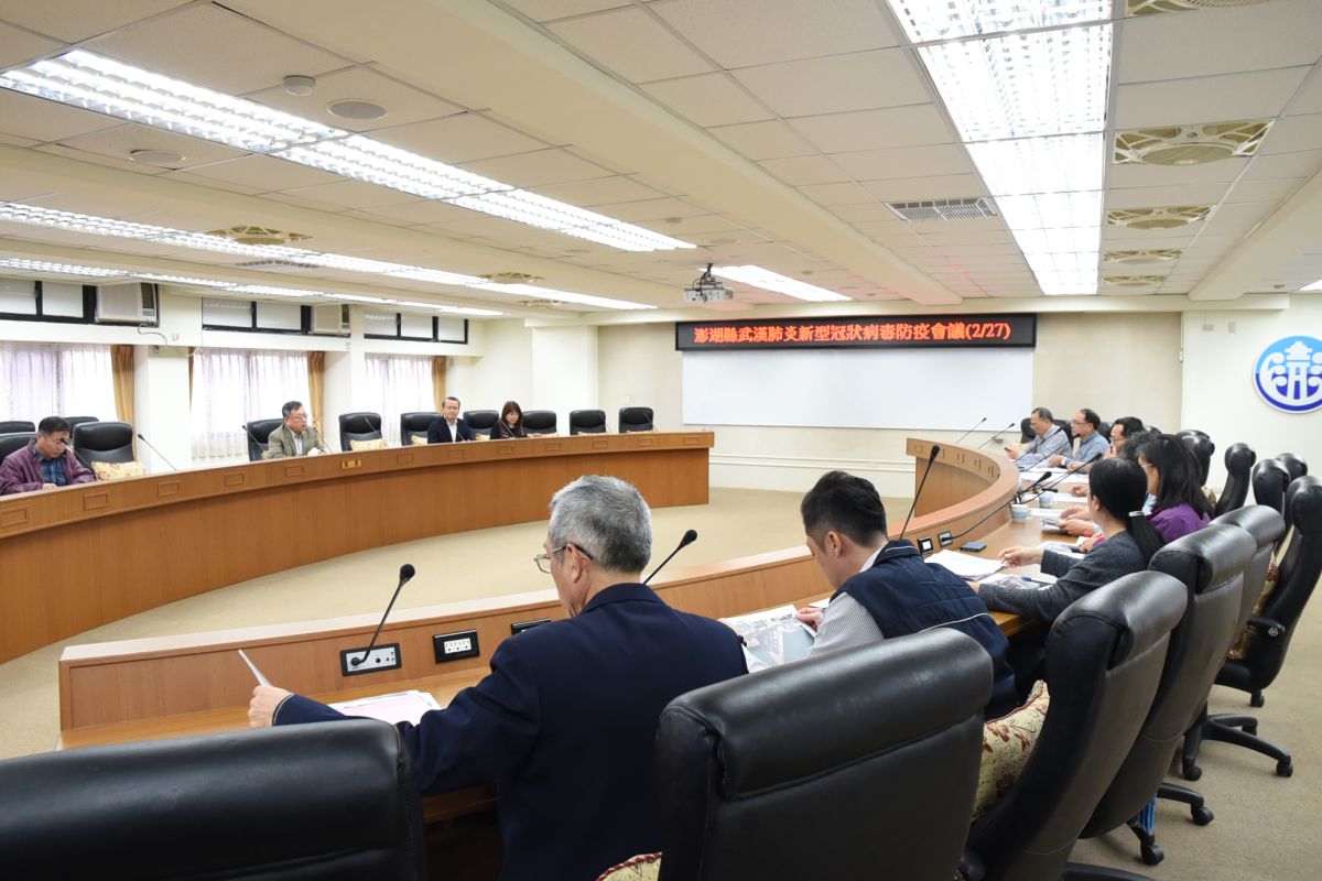 ▲賴峰偉宣布澎湖縣疫情指揮中心升為「一級開設」，他要求各局處首長提高警覺，加強戒備，超前佈署，嚴防疫情入侵。（圖／澎湖縣政府提供）