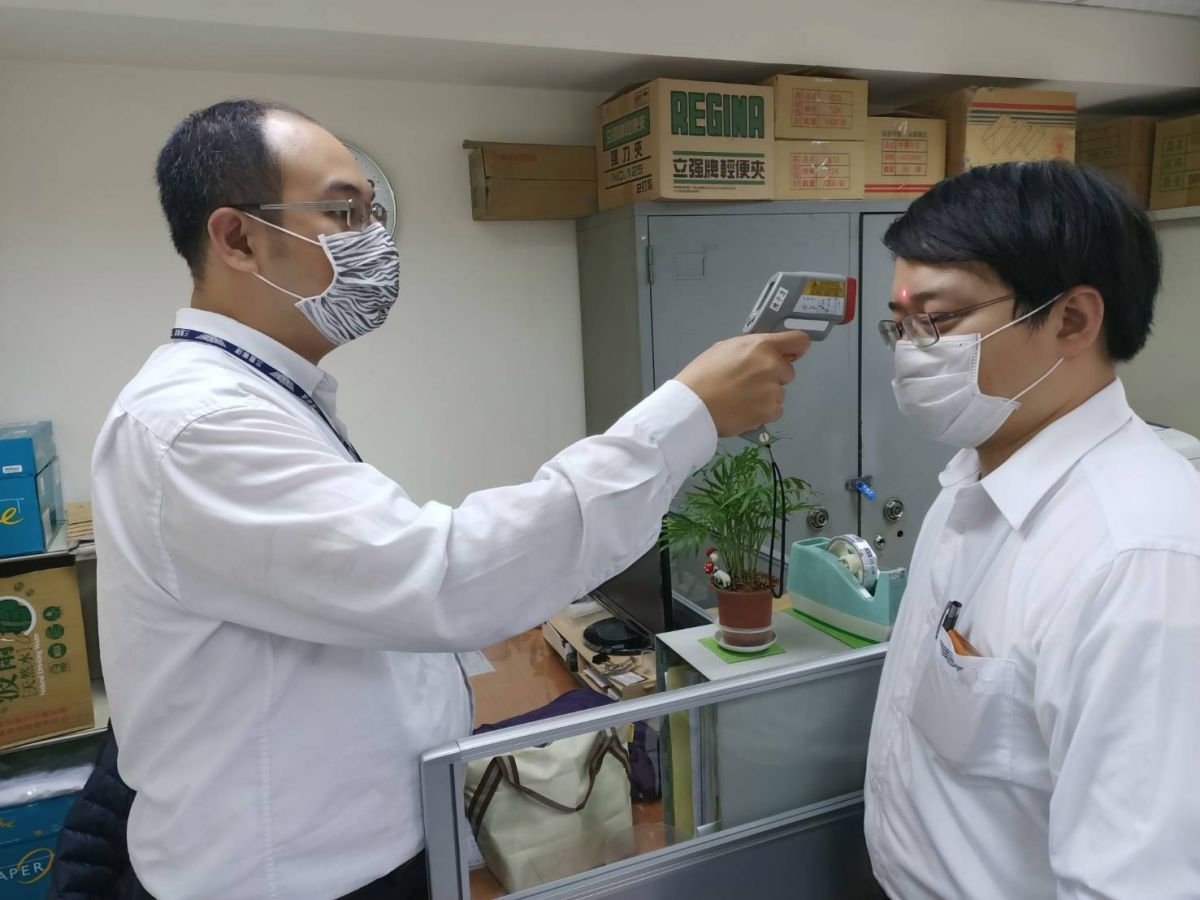 ▲三重客運接獲通報後已依既定流程處理，並且從嚴管理，即日起已停派相關駕駛人員，給予有薪的防疫假14天。（圖／新北市交通局提供）