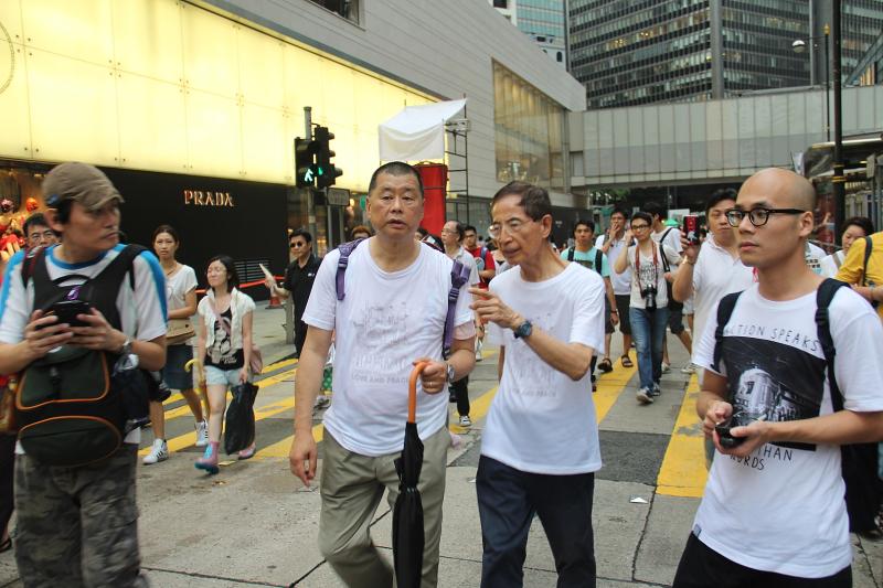 黎智英（圖中左）一直是香港泛民主派的支持者，圖為2013年參加七一遊行。身邊的是香港民主黨前主席李柱銘。（圖／摘自美國之音）