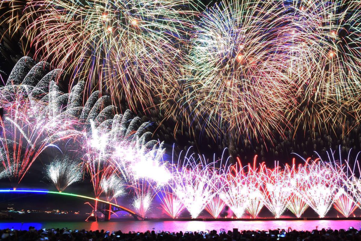 ▲澎湖縣政府28日在環保局召開疫情會議時宣布，為考量疫情仍未有趨緩的態勢，為降低原定4月20日舉辦之風險，因此決定今年澎湖國際海上花火節將延至7月6日至9月3日舉行。（圖／澎湖縣政府提供）