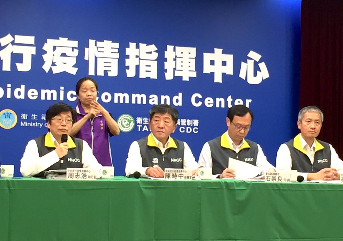 ▲指揮中心今（28）日下午召開記者會說明最新狀況，指揮官陳時中（左2）表示，又新增了2名確診個案，其中案34女性並未有出國旅遊史，認為屬於國內感染。（圖／記者黃仁杰攝 , 2020.02.28）