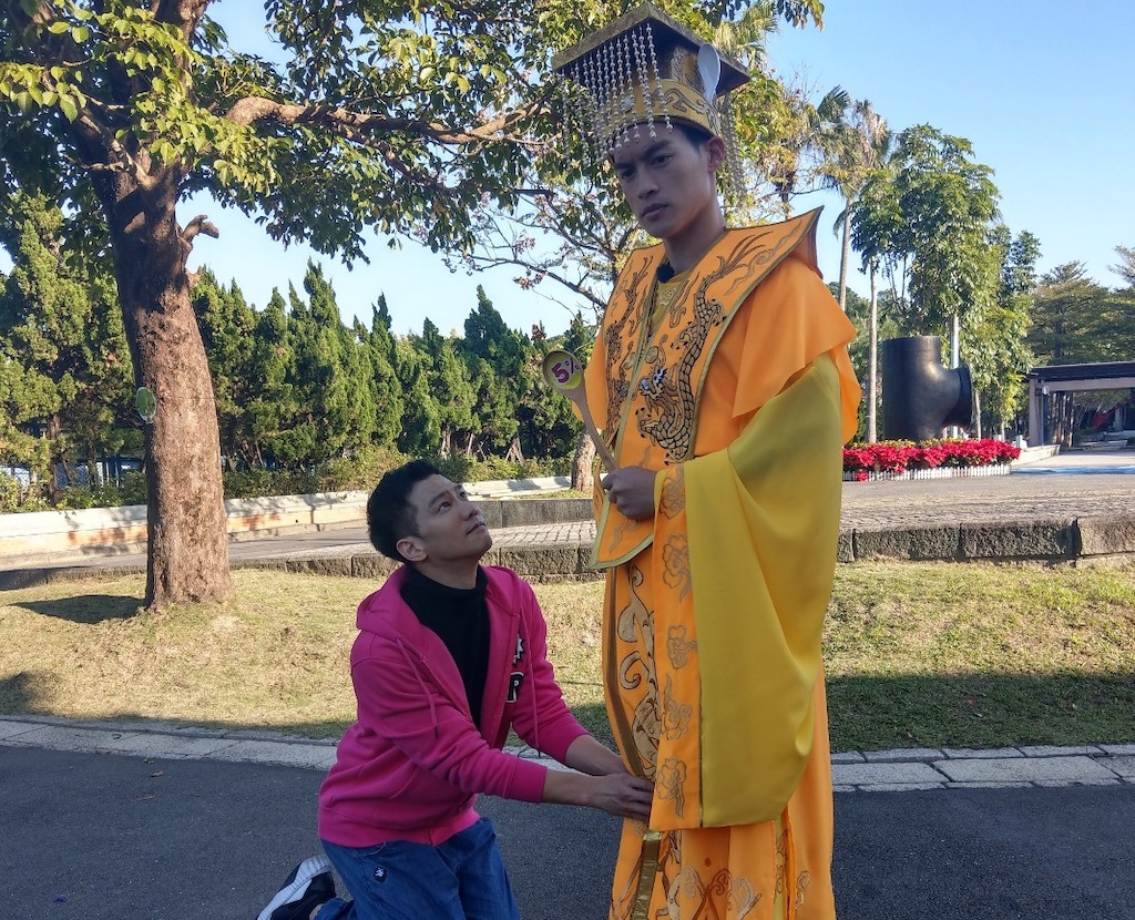 ▲鄒承恩跪下拜求許孟哲。（圖／中視）