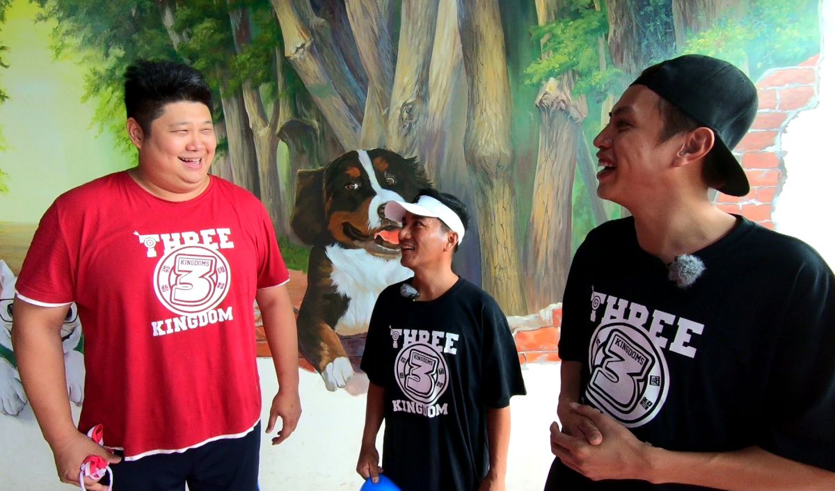 ▲鯰魚哥（右起）、民雄瘋狂阻擋哈孝遠。（圖／台視）