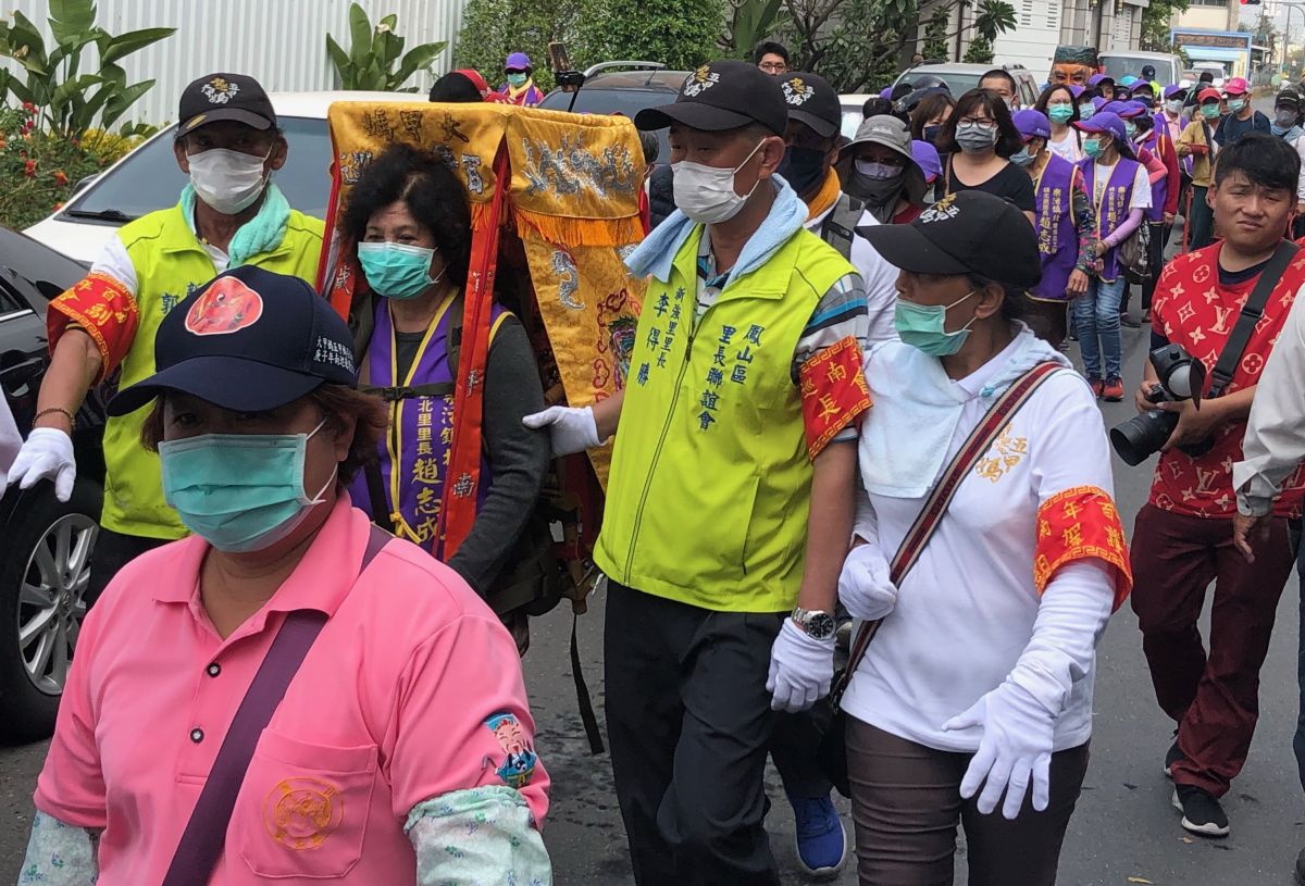 ▲台中市大甲區鎮瀾宮媽祖南巡高雄市鳳山區行祈福遶境活動，該區里長聯誼會76個里里長全程參與。(圖／記者黃守作攝，2020.02.28) 