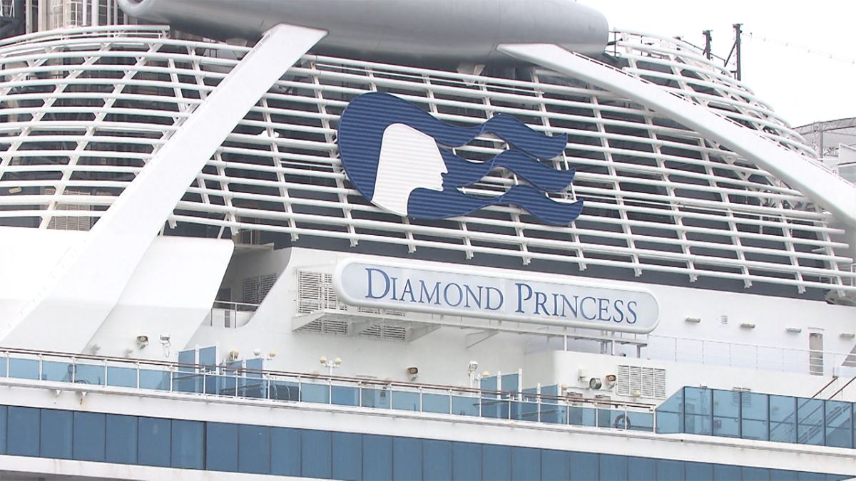 ▲日本在2020年2月COVID-19疫情爆發之初，曾讓發生群聚感染的郵輪鑽石公主號泊靠橫濱港。基於當年教訓，日本政府有意提案修法，在發生類似緊急事態時可代地方政府管理港灣。（圖／翻攝自富士新聞網）
