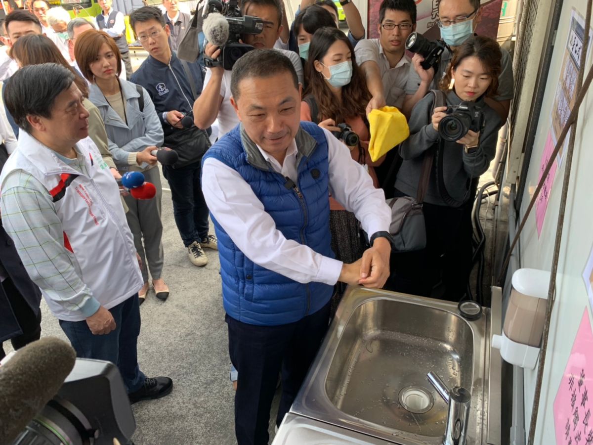 ▲新北市長侯友宜今再度視察新北市公共運輸防疫整備工作，感謝辛苦的第一線從業人員。（圖／新北市交通局提供