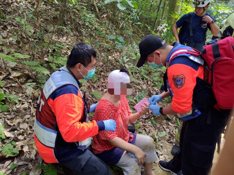 ▲63歲婦人在中興林場步道，失足滑落邊坡，頭部受傷，消防人員協助送醫。（圖／記者陳聖璋翻攝）