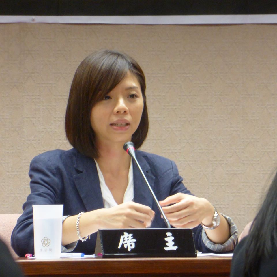 ▲立法院長游錫堃任命前立委洪慈庸當立院顧問，月薪12萬，引發酬庸爭議。（資料照／記者呂炯昌攝）