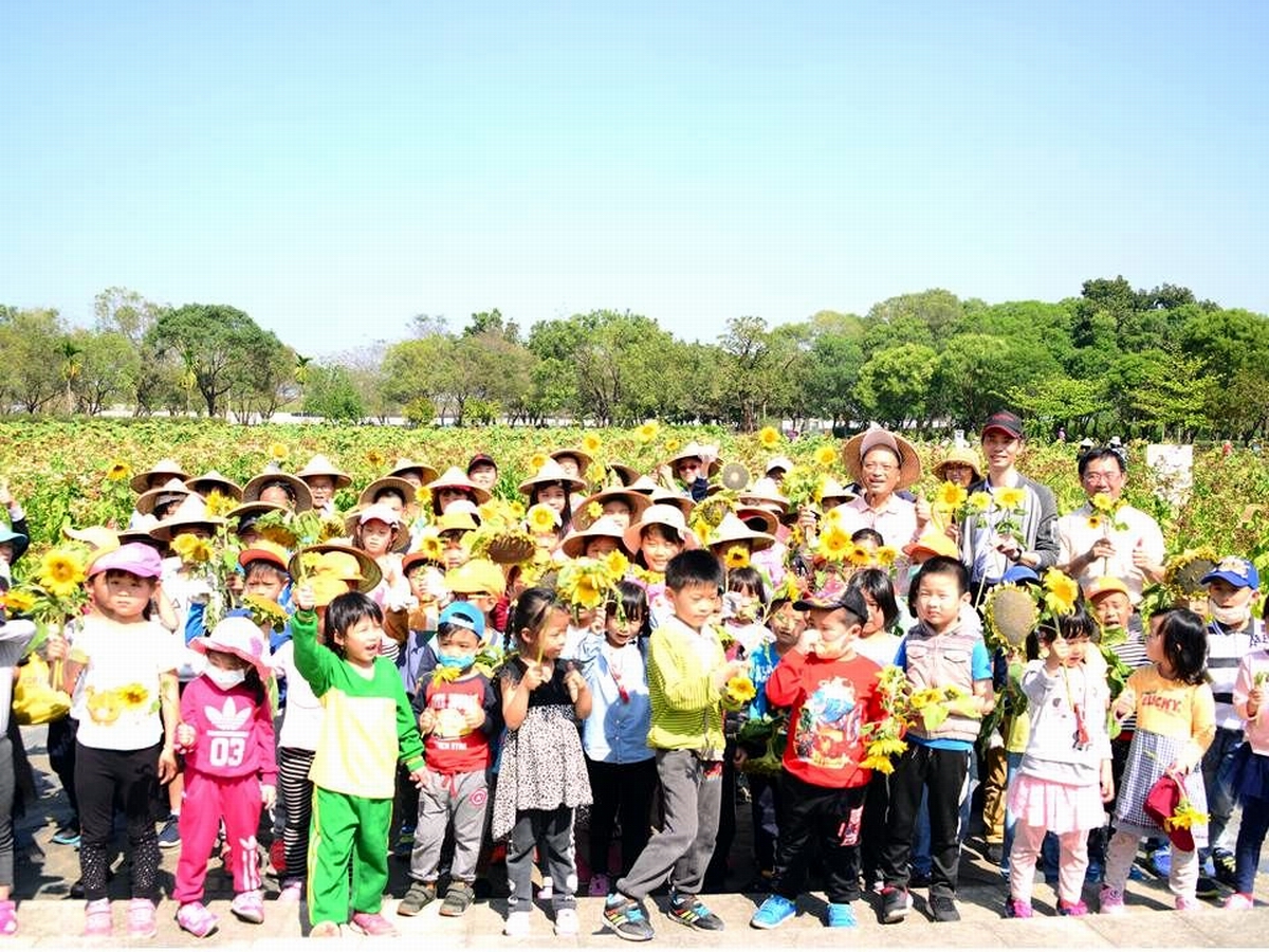 ▲六堆客家文化園區首場農事學堂「花現六堆蓋生趣」，活動除了一般親子參與外，以寓教於樂形式帶大小朋友體驗六堆自然、人文共生共存的永續發展理念。（圖／六堆客家文化園區提供，2020.02.29）