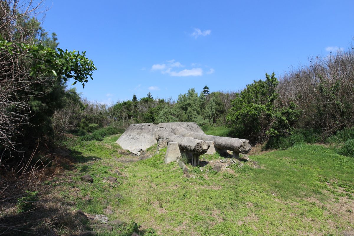 ▲馬公五德舊機場營區附近，有一座水泥巨砲被荒煙蔓草遮蓋，這幾年因為軍方陸續將土地釋出，讓躲藏數十年的重要軍事設施終於重見天日。（圖／記者張塵攝，2020.02.29）