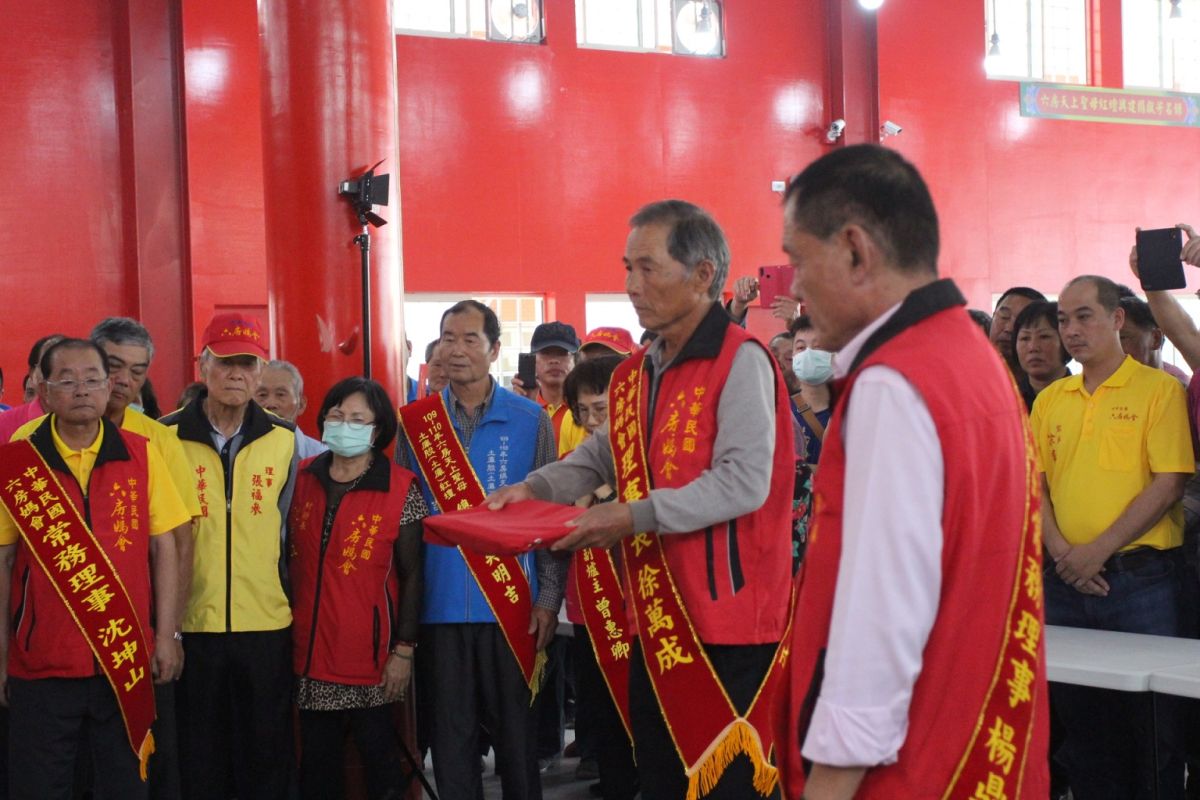 ▲雲林縣六房媽過爐擲筊由理事長徐萬成擔任。（圖／記者簡勇鵬攝，2020.02.29）