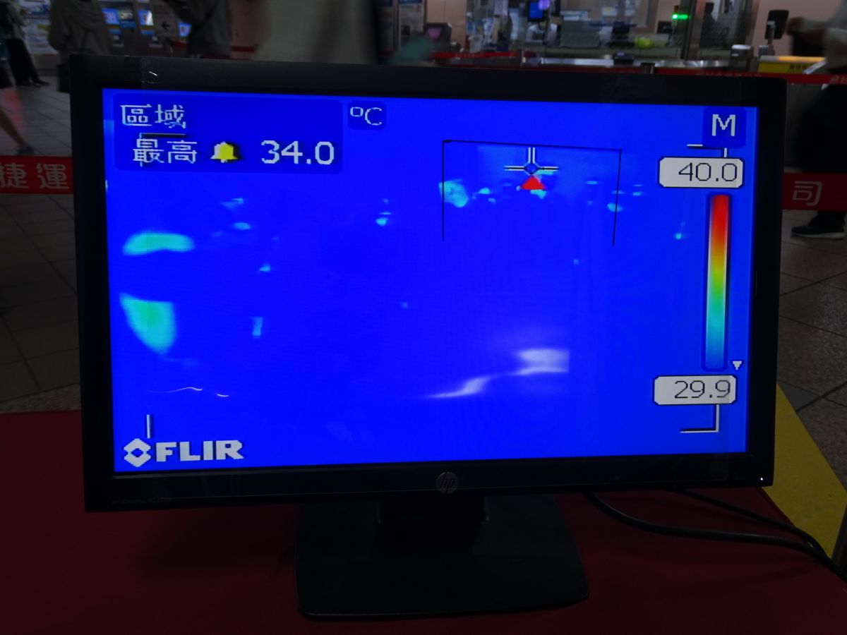 ▲台北市捷運公司宣布即起試辦於台北車站板南線2號詢問處旁入口閘門處，增設紅外線熱顯像儀，體溫超過攝氏37.5度就會發出警告。（圖／記者呂炯昌攝, 2020.2.29）