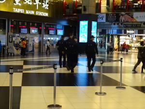男子闖台北車站咆哮「殺死陳時中」　警逮人後送醫
