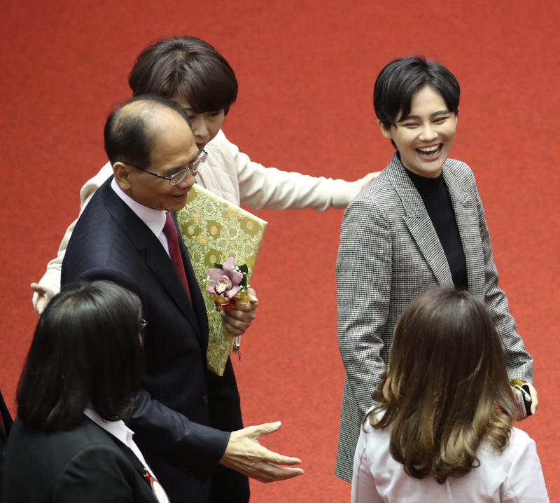 立法院第10屆立委1日報到，並舉行立法院長選舉，民進黨立委游錫堃（前左）獲得出席人數過半數的73票，當選立法院長，民進黨立委賴品妤（右）也拿下1票。