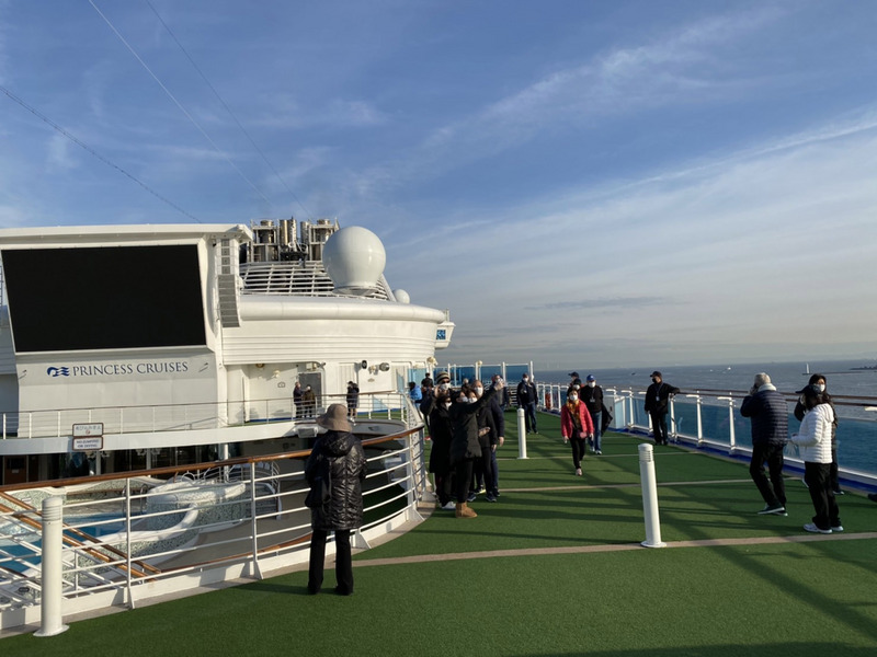 停在橫濱港外的鑽石公主號5日到7日有61人確診感染武漢肺炎，3600多人得留在船上自己房間進行隔離。6、7日內艙乘客陸續獲得放風機會可到艙外透氣。（讀者提供）中央社記者楊明珠傳真 109年2月7日