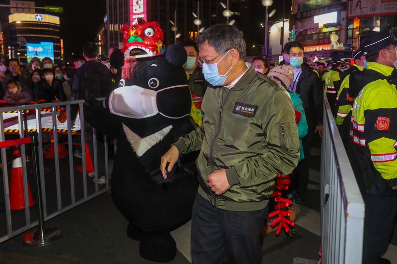 ▲台北市長柯文哲身穿的2020台北燈節工作飛行夾克，遭議員苗博雅質疑為何非局處首長的民眾黨立委們也都有外套？（圖／NOWnews資料照片）