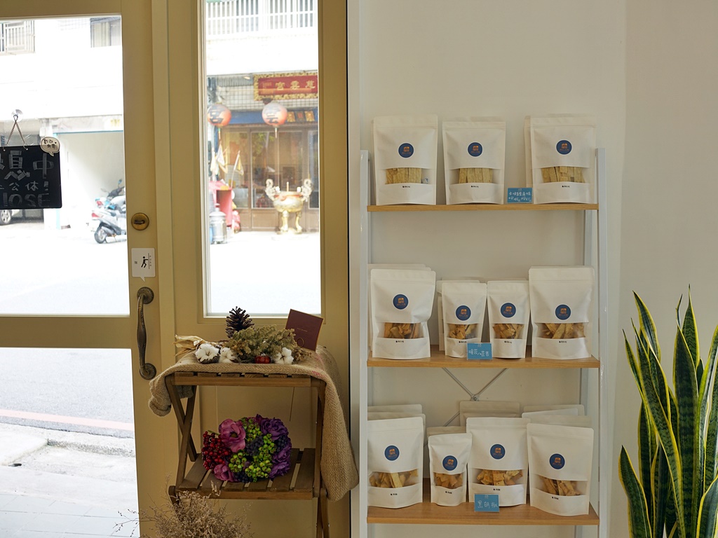 ▲店家自製卡茲鱈魚條擺在店內販售。（圖／牛牛肥滋滋）