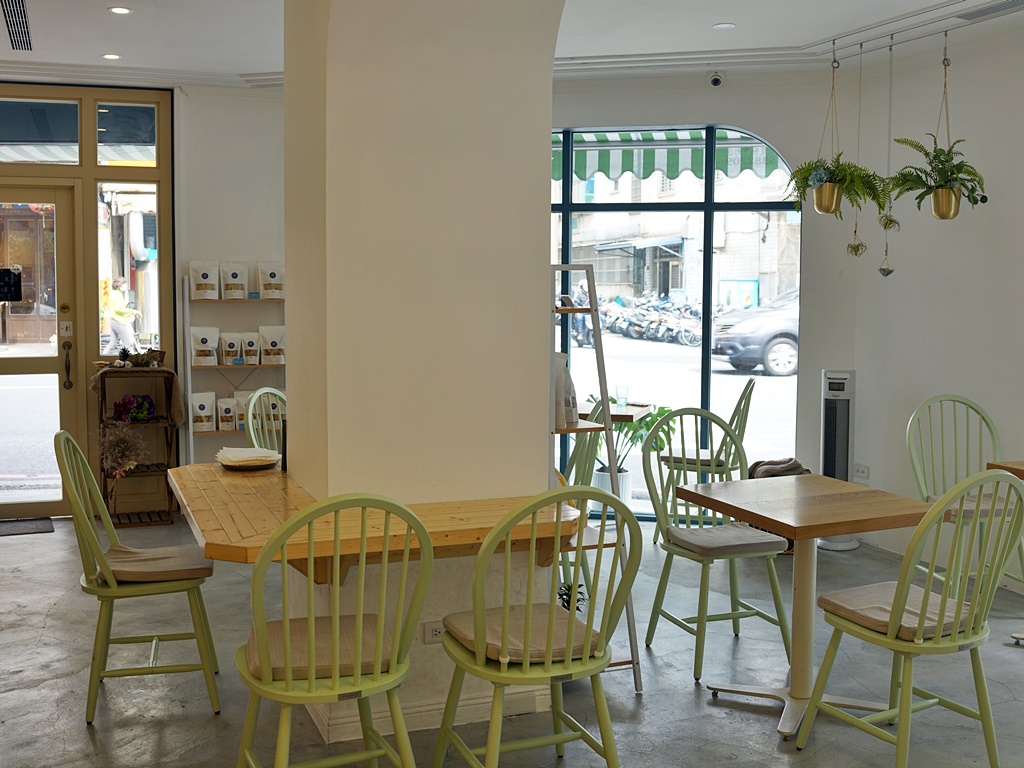 ▲店內有許多座位提供插座。（圖／牛牛肥滋滋）