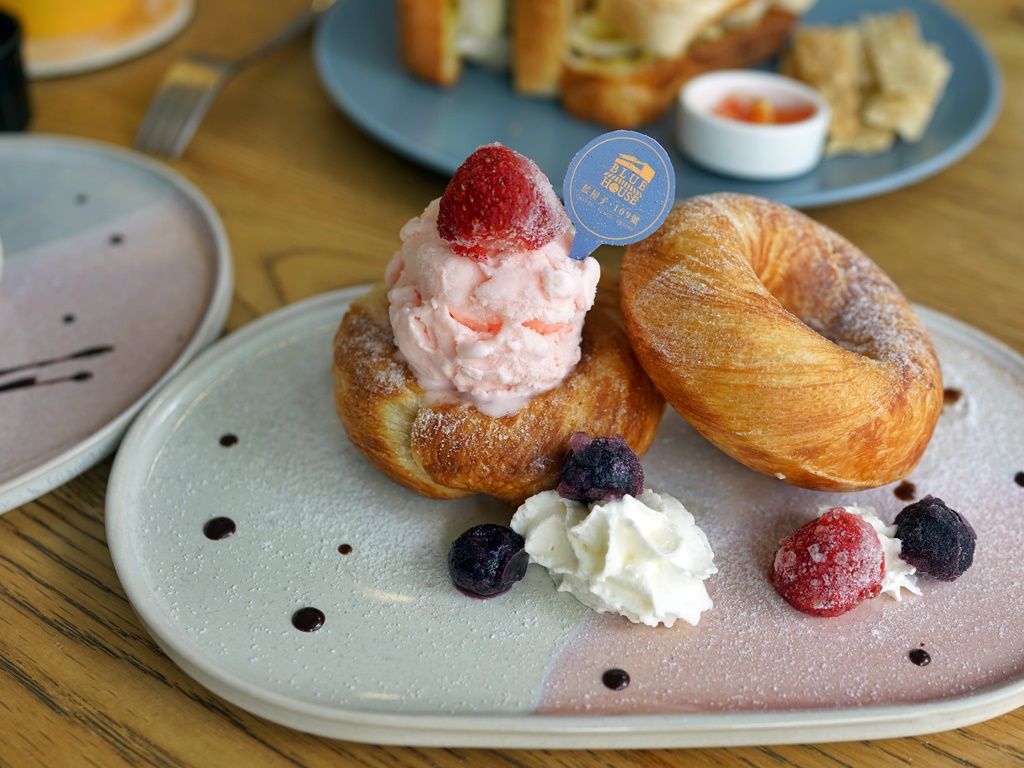 ▲草莓冰淇淋+原味脆皮甜甜圈。（圖／牛牛肥滋滋）