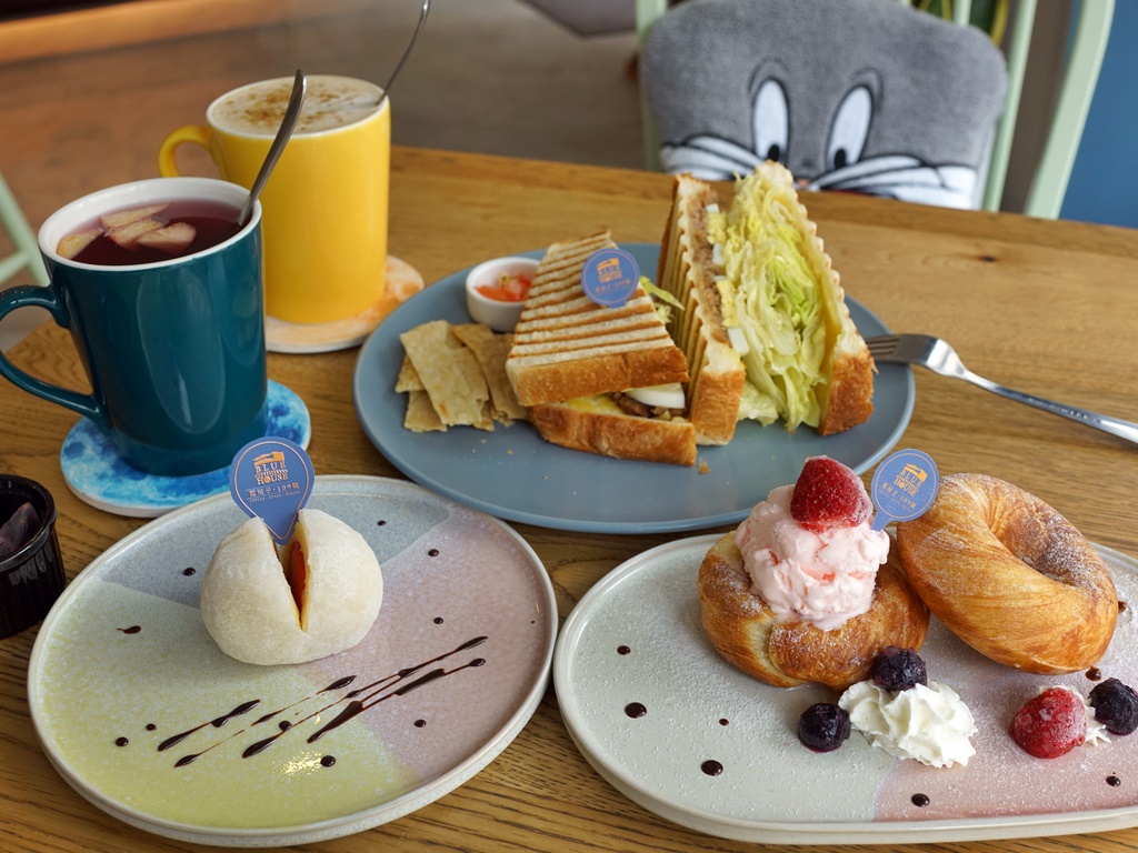 ▲金竹路上的藍色屋子，讓人難忘的脆皮甜甜圈。（圖／牛牛肥滋滋）