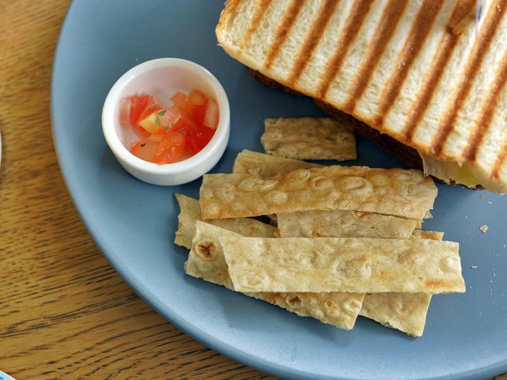 ▲一旁附上店家自己做的卡茲鱈魚條。（圖／牛牛肥滋滋）