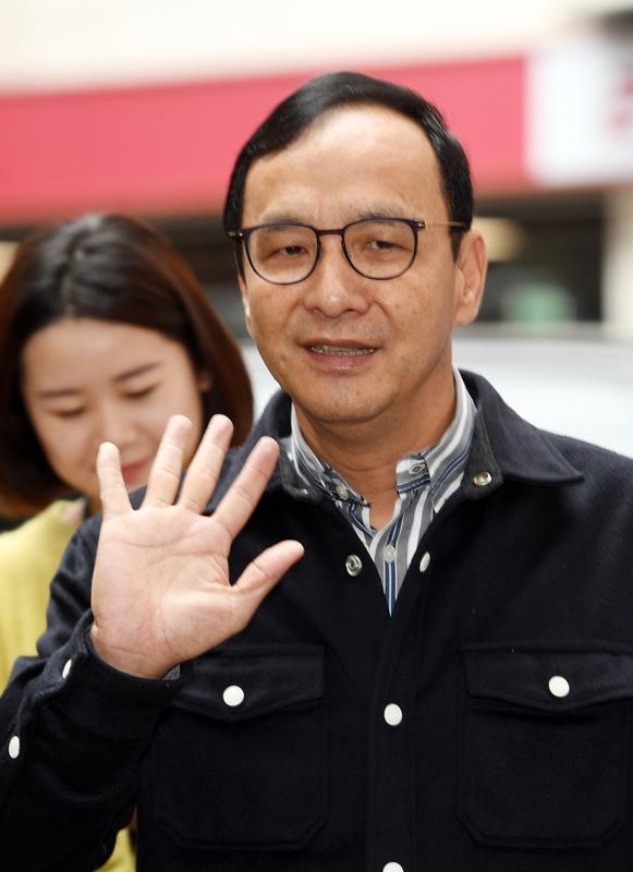 ▲前新北市長朱立倫(前)11日在台北國家大樓外受訪,回應有關投書外媒「台灣加入WHO」等時事議題,離去時向媒體揮手致意。中央社記者施宗暉攝109年2月11日