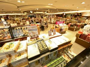 ▲除了伴手禮之外，許多物品在機場商店購買，相較一般商店貴得許多。（圖／NOWNEWS資料照）