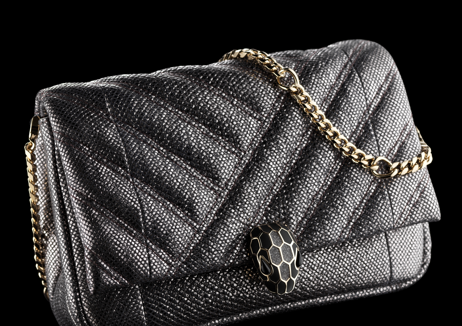 ▲Serpenti Micro Cabochon 炭黑鑽石色金屬水蛇皮迷你肩背包 NT$85,100。（圖／BVLGARI）