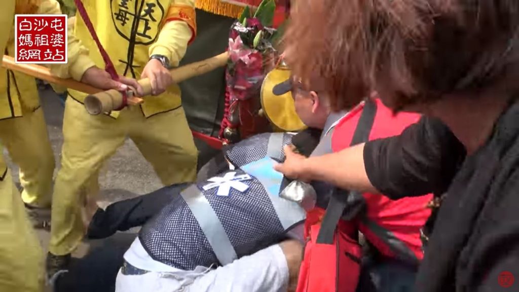 白沙屯媽祖進香途中遇疑似中邪信徒停下加持。（圖／翻攝自白沙屯媽祖網路電視台頻道）
