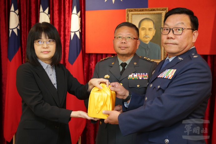 ▲ 新任法律事務司司長沈世偉少將與原任司長林純玫，在副部長張冠群上將監交下，交接印信。（軍聞社記者李忠軒攝）