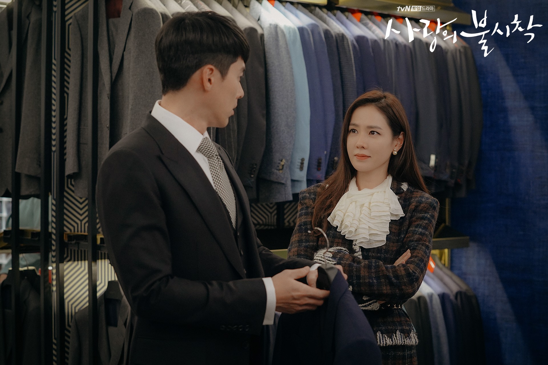 ▲尹世理穿著浪漫華麗的套裝和利正赫一起逛街。（圖／FB@tvN 드라마(Drama)）