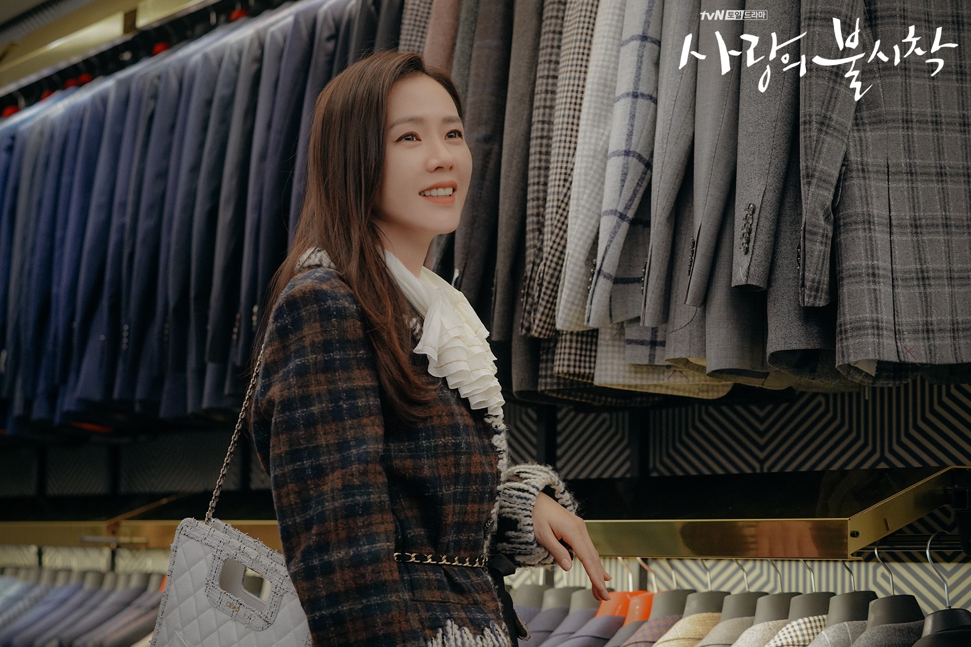 ▲多層次荷葉裝飾領巾的上衣，襯托出千金尹世理的貴氣。（圖／FB@tvN 드라마(Drama)）