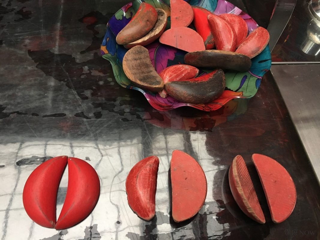 擲筊求籤是台灣常見的習俗。（圖／保庇NOW資料圖）