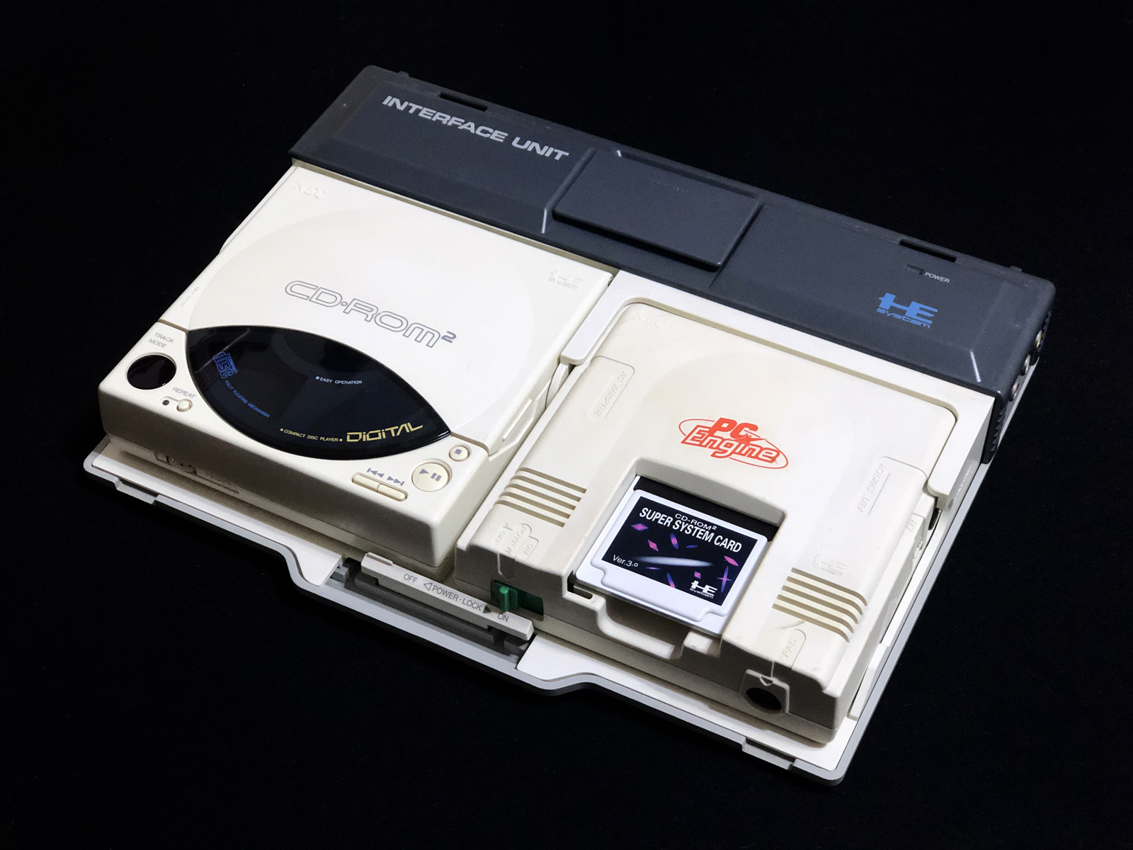 ▲史上第一部使用CD光碟做為遊戲媒體載具的「PC Engine CD-ROM²」。