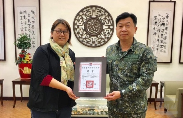 ▲ 金防部政戰主任劉少將頒發鄭瑞芳女士心輔志工聘書。（金防部提供）