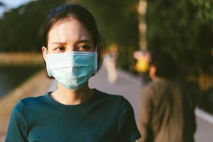▲武漢肺炎疫情延燒,不少人出門都會戴口罩。(圖/Shutterstock) ▲全台疫情持續升溫,不少學校也相繼傳出確診並停課。(示意圖,圖非當事人/取自Shutterstock)